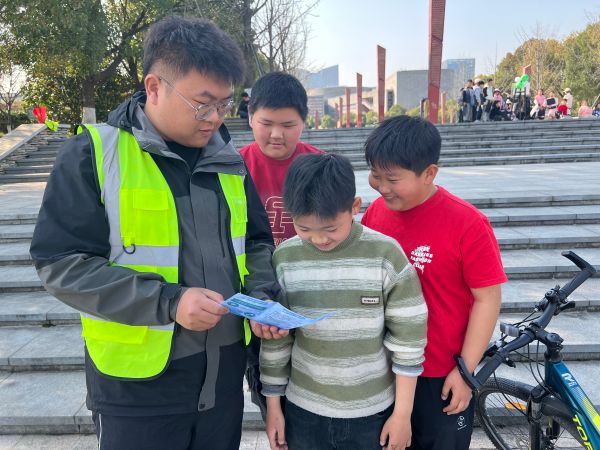 中国铁工投资苏州区域项目部志愿者向市民发放宣传手册