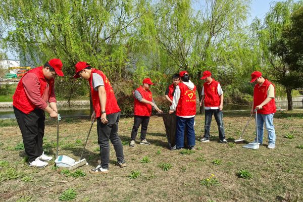 中铁八局无锡政和大道项目部组织员工前往永年新开河施工现场清理垃圾