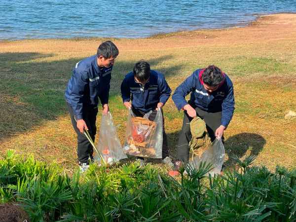 中铁上海局六公司  水务环保项目组织青年志愿者分批在公园人流量较大区域设置环保宣传点，向过往市民发放环保宣传资料，集中开展清捡垃圾活动-周雄-18787437721