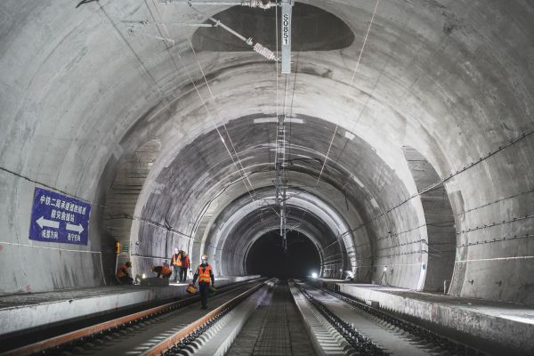 全国最长单洞双线铁路隧道川青铁路德胜隧道贯通1