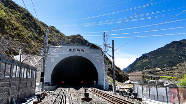 全国最长单洞双线铁路隧道川青铁路德胜隧道贯通2