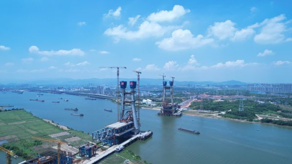 南昌扬子洲赣江公铁大桥跨赣江西支主桥主塔全部封顶