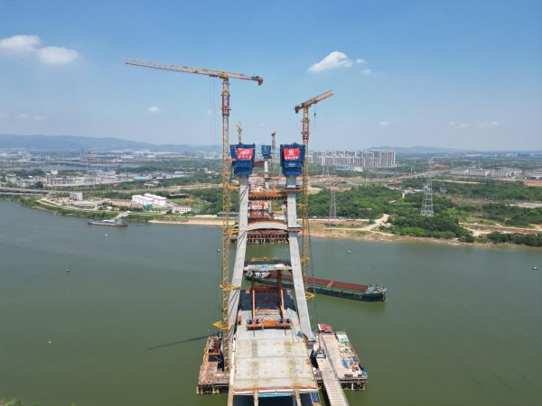南昌扬子洲赣江公铁大桥跨赣江西支主桥主塔全部封顶1