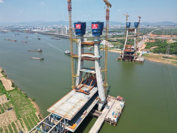 南昌扬子洲赣江公铁大桥跨赣江西支主桥主塔全部封顶2