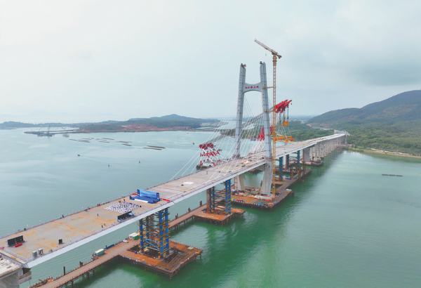 广东滨海旅游公路阳江先行段海陵大堤至溪头段控制性工程阳江港大桥合龙