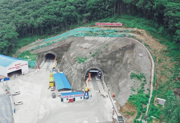 辽宁本桓高速公路葫芦头子隧道贯通