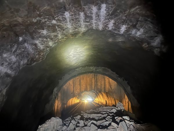 辽宁本桓高速公路葫芦头子隧道贯通1