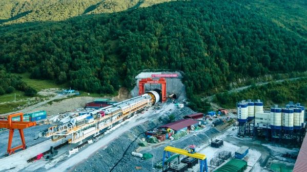 格鲁吉亚南北走廊KK公路古多里隧道贯通高加索号2