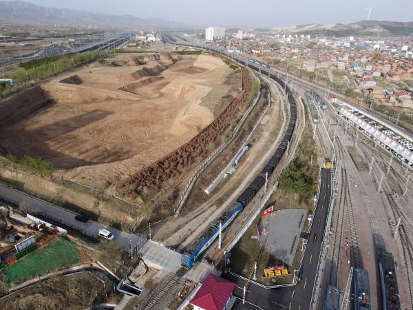 朔黄铁路成功开行3万吨级重载组合列车1