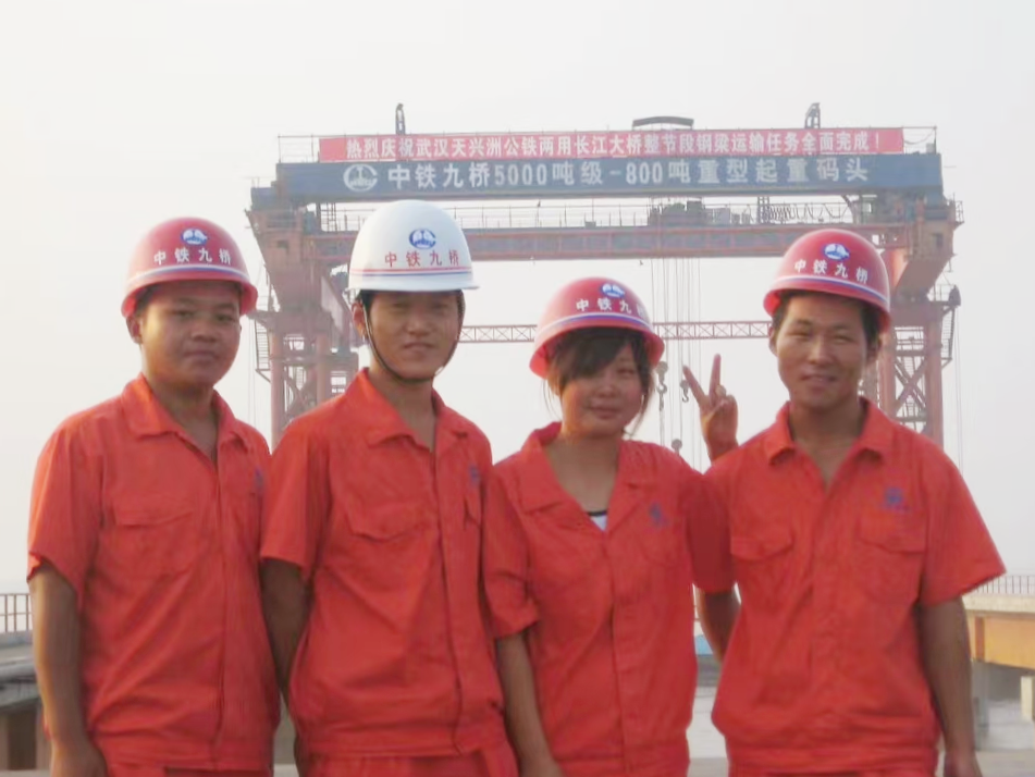 和工友在重件码头合影.png