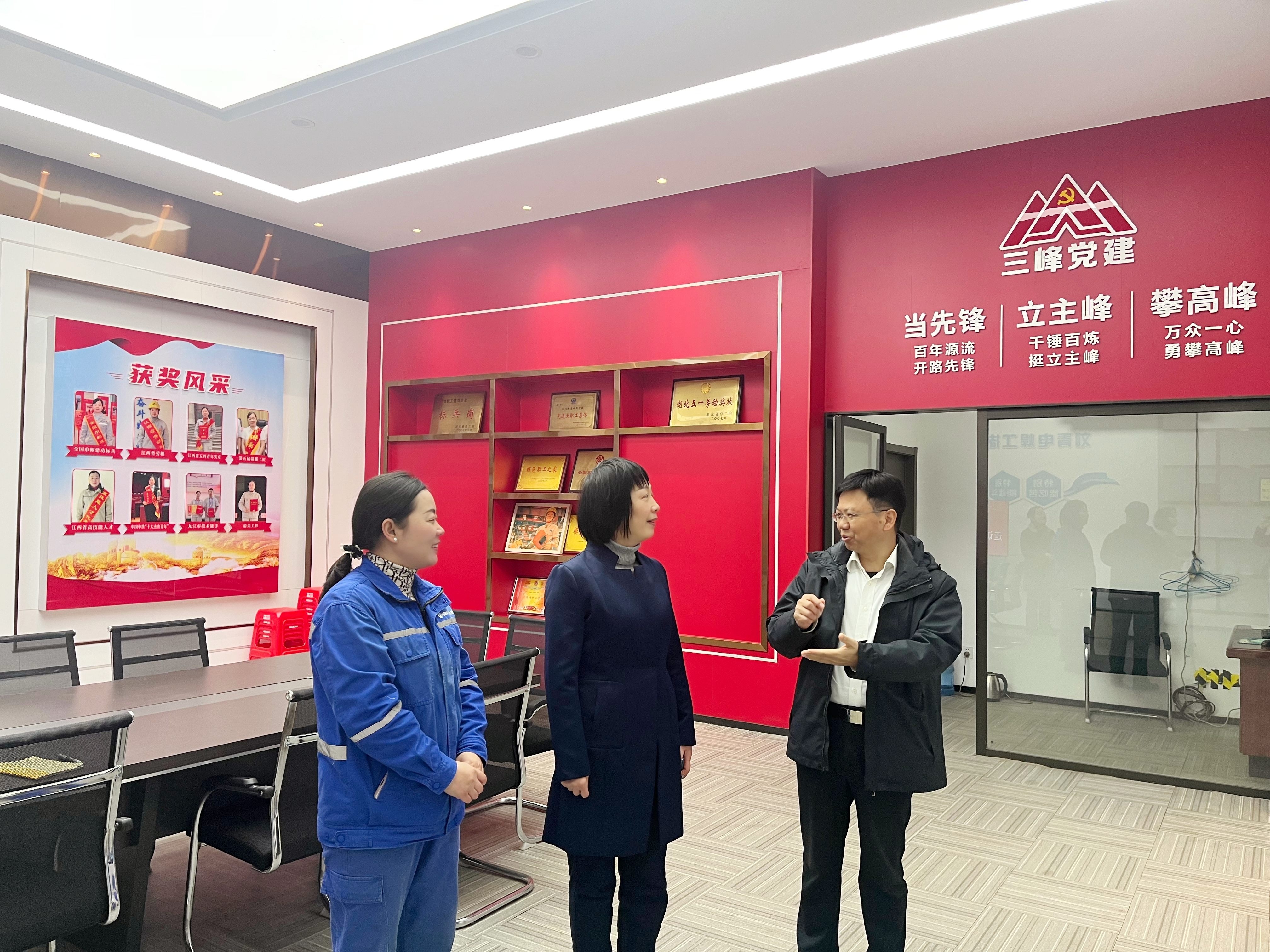 2026年2月10日，九江市妇联党组书记、主席桂白丽一行慰问全国三八红旗手、九江市优秀女性人才、电焊特级技师刘青并进行交谈。